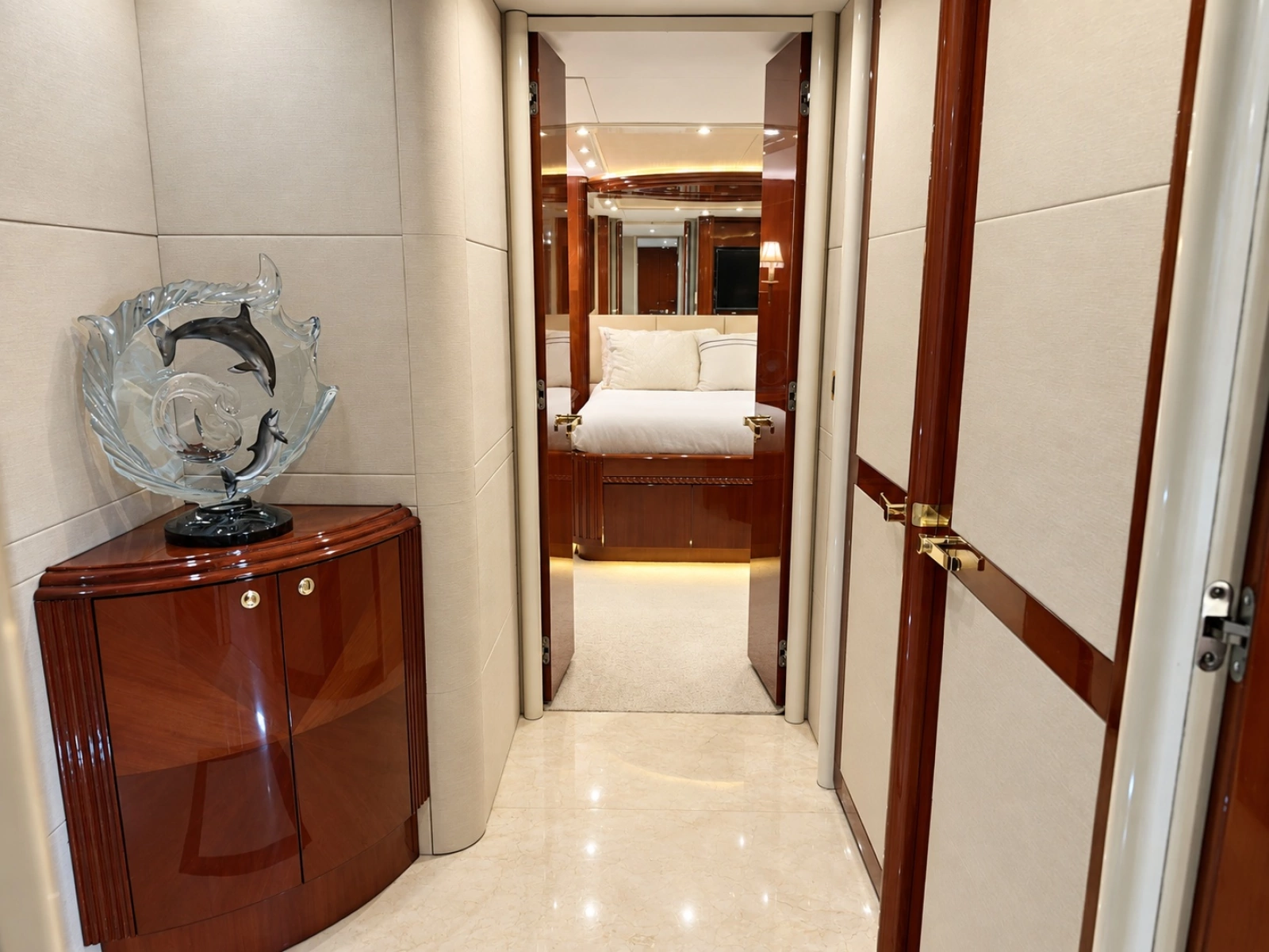 2002 Lazzara Yachts 80 Skylounge