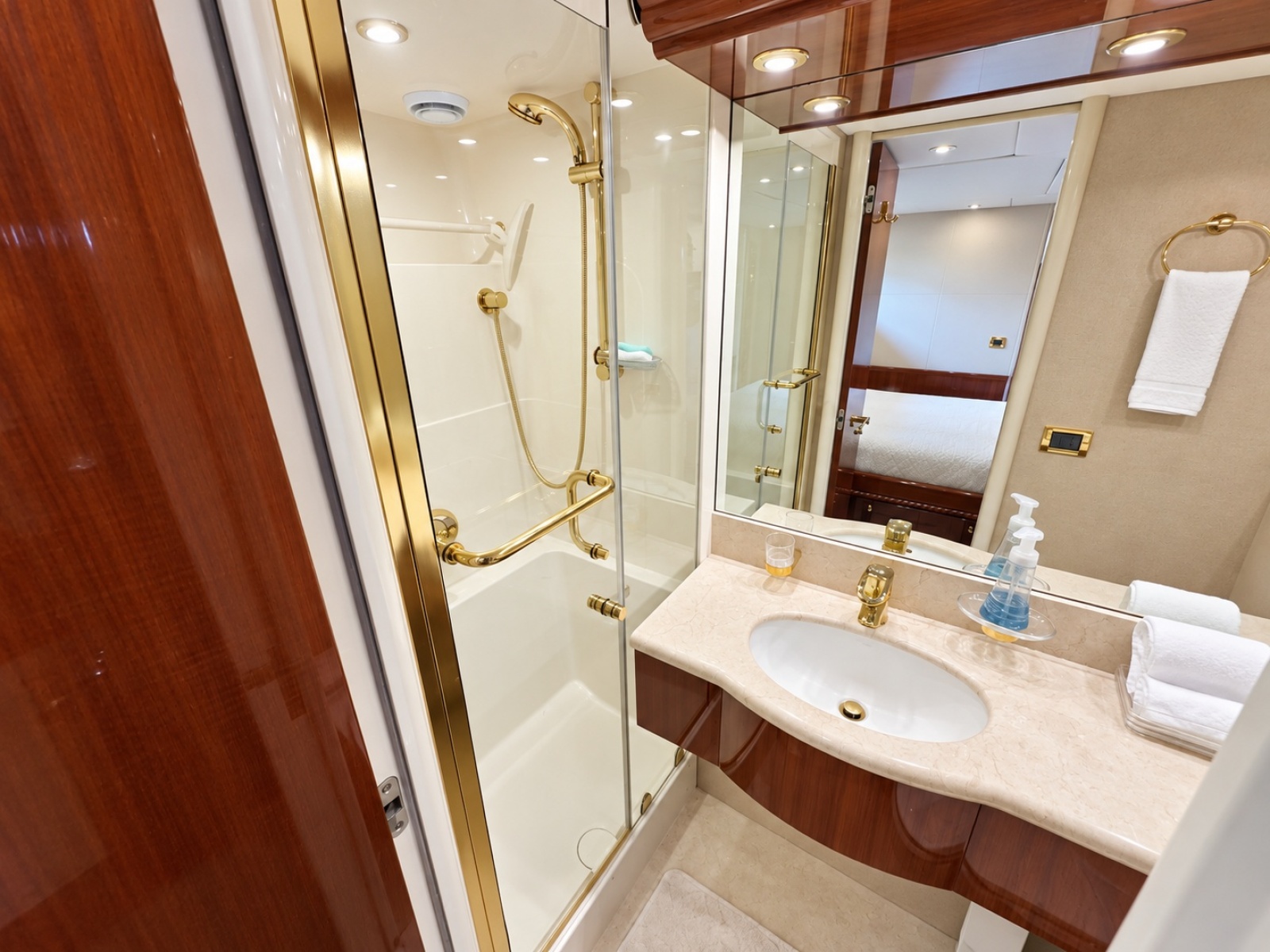 2002 Lazzara Yachts 80 Skylounge
