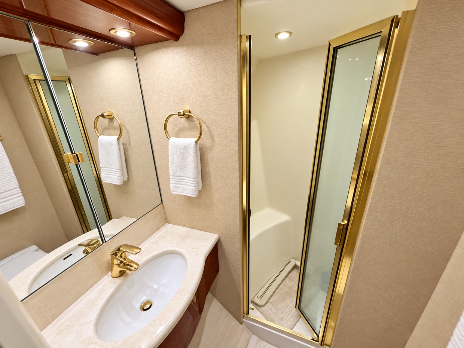 2002 Lazzara Yachts 80 Skylounge