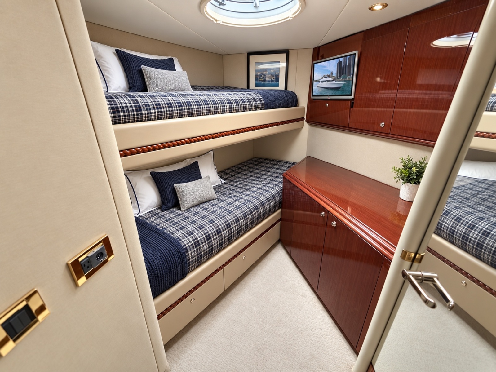 2002 Lazzara Yachts 80 Skylounge