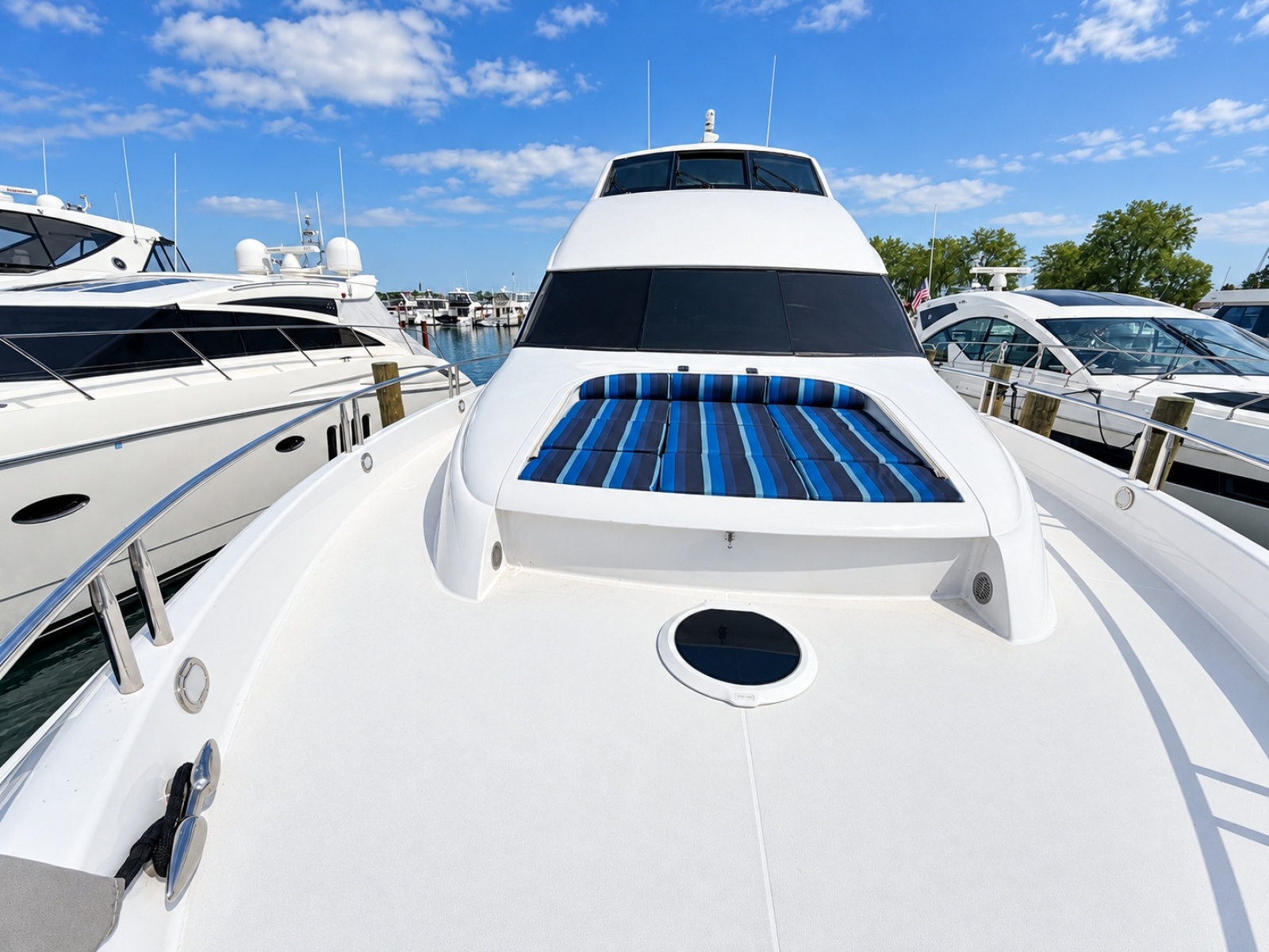 2002 Lazzara Yachts 80 Skylounge
