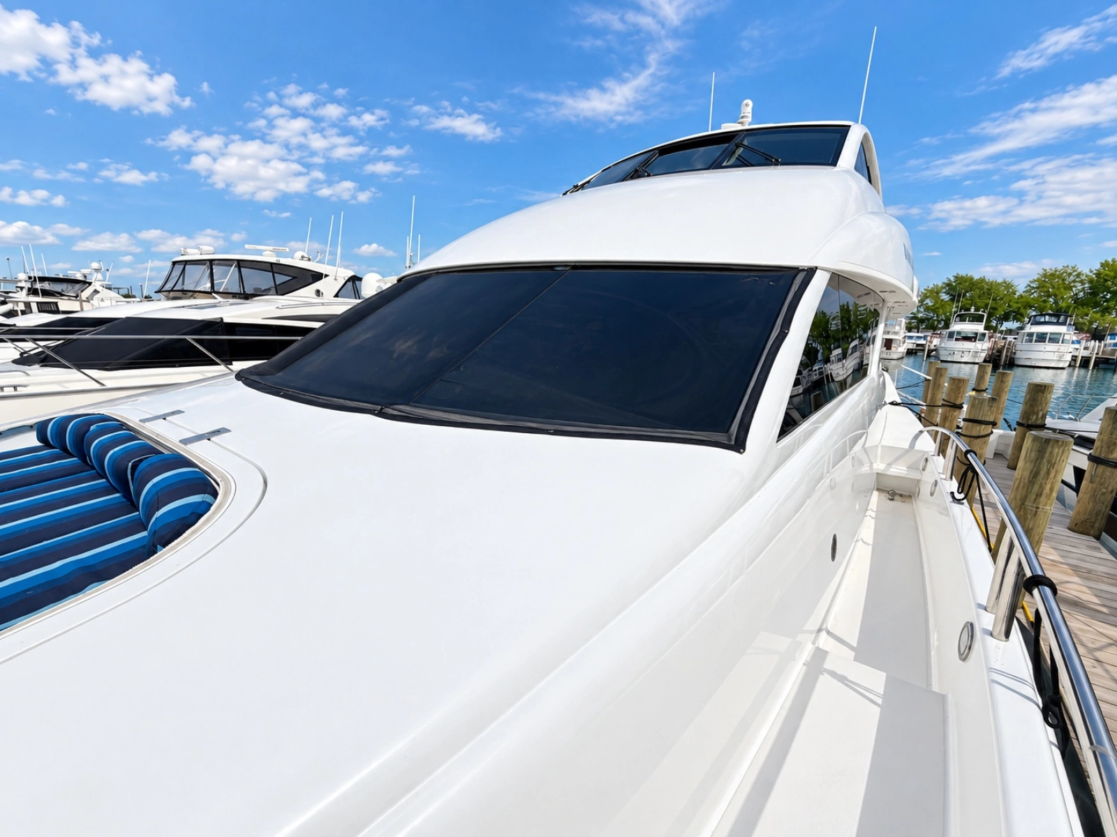 2002 Lazzara Yachts 80 Skylounge