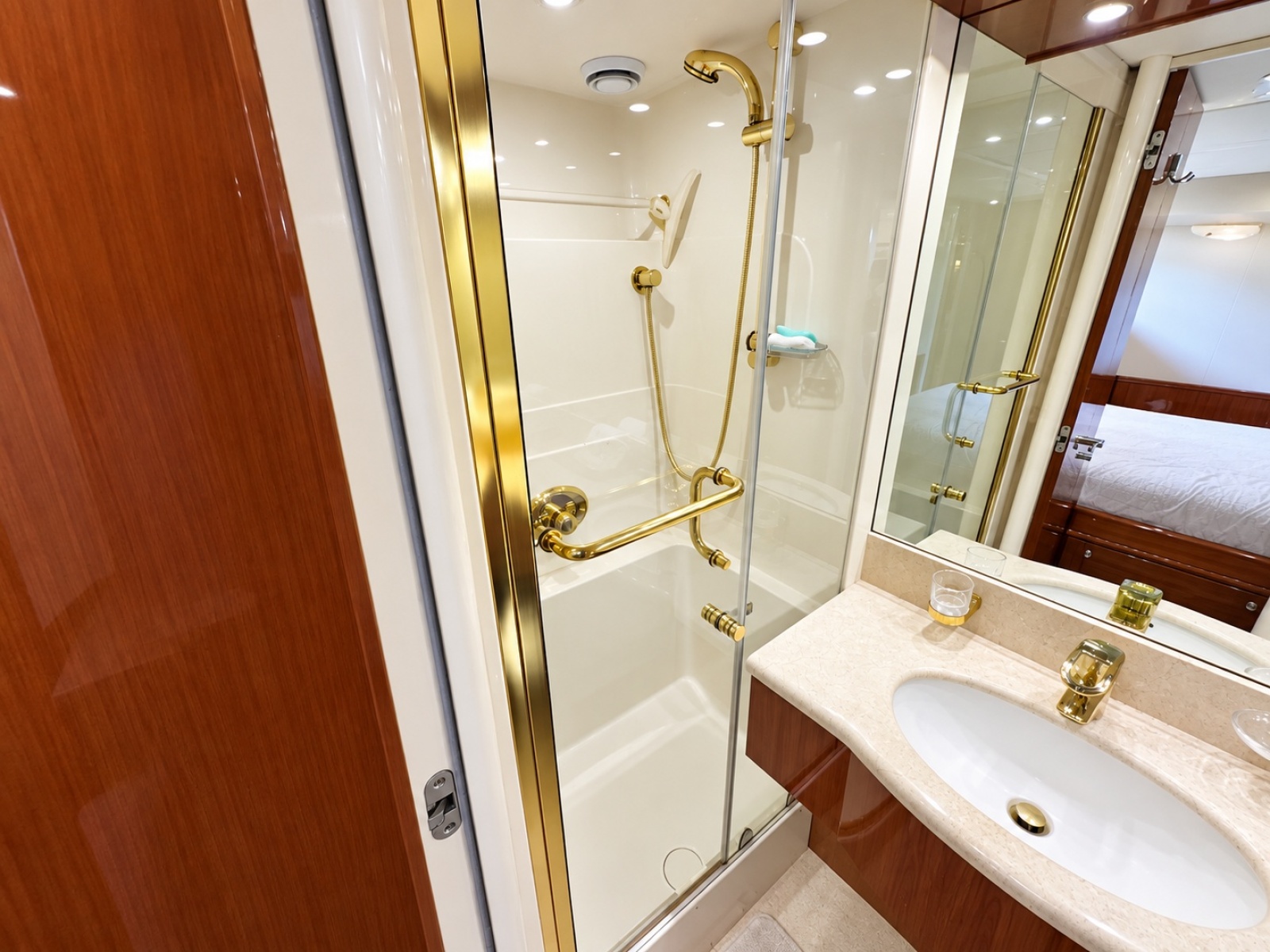 2002 Lazzara Yachts 80 Skylounge