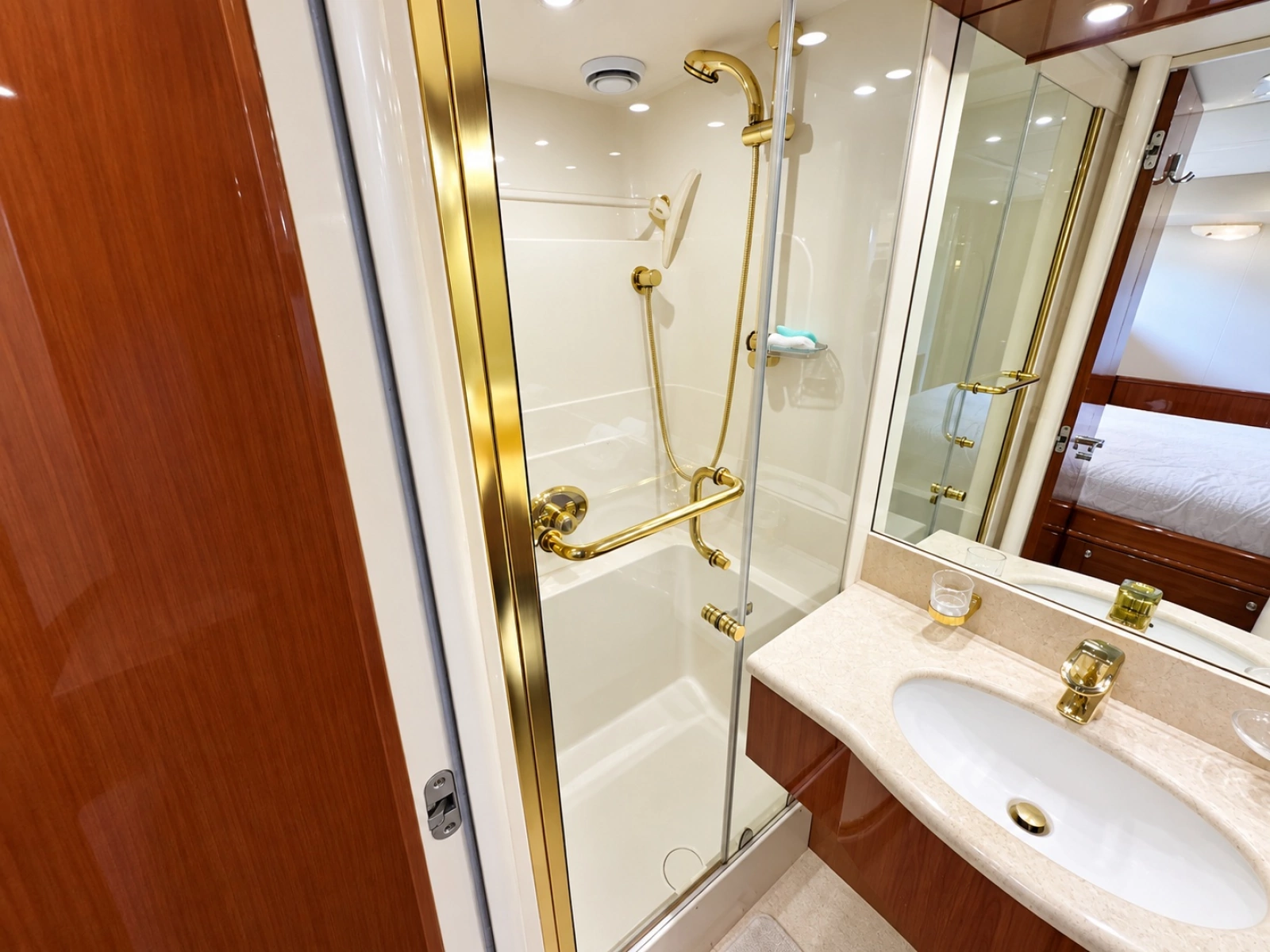 2002 Lazzara Yachts 80 Skylounge