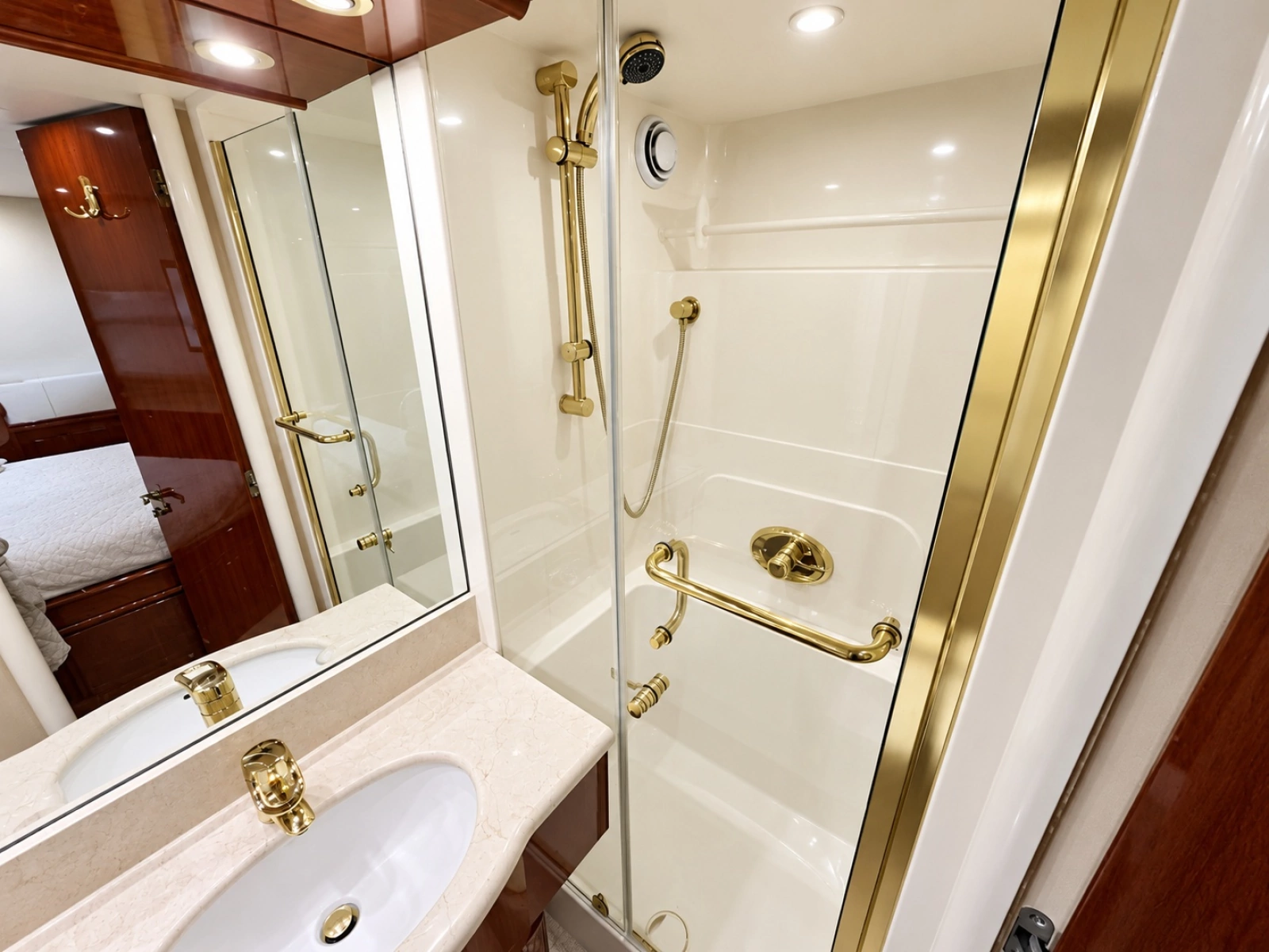 2002 Lazzara Yachts 80 Skylounge