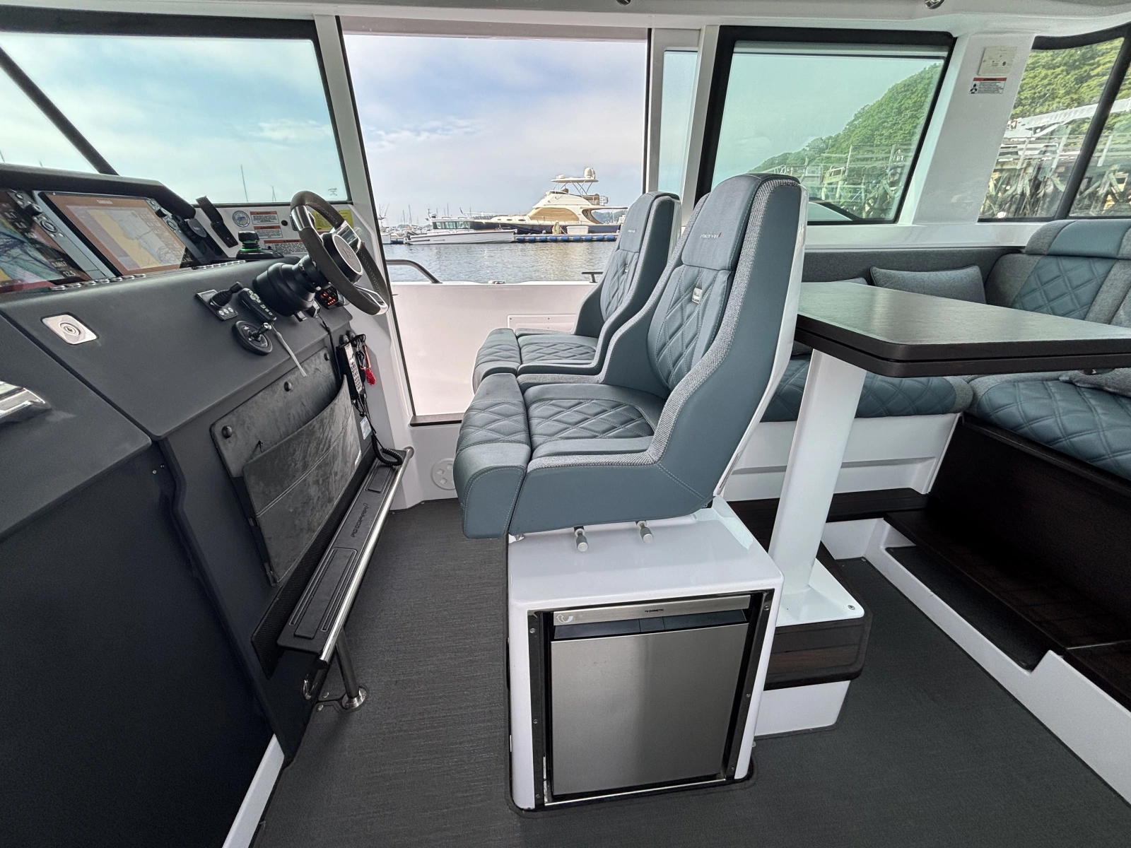 2024 Axopar 37XC Cross Cabin
