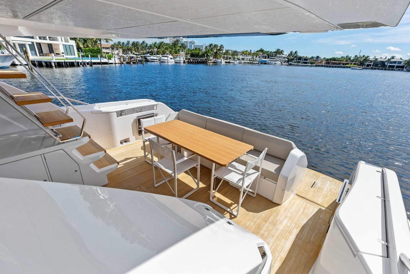 2026 Ferretti Yachts 670