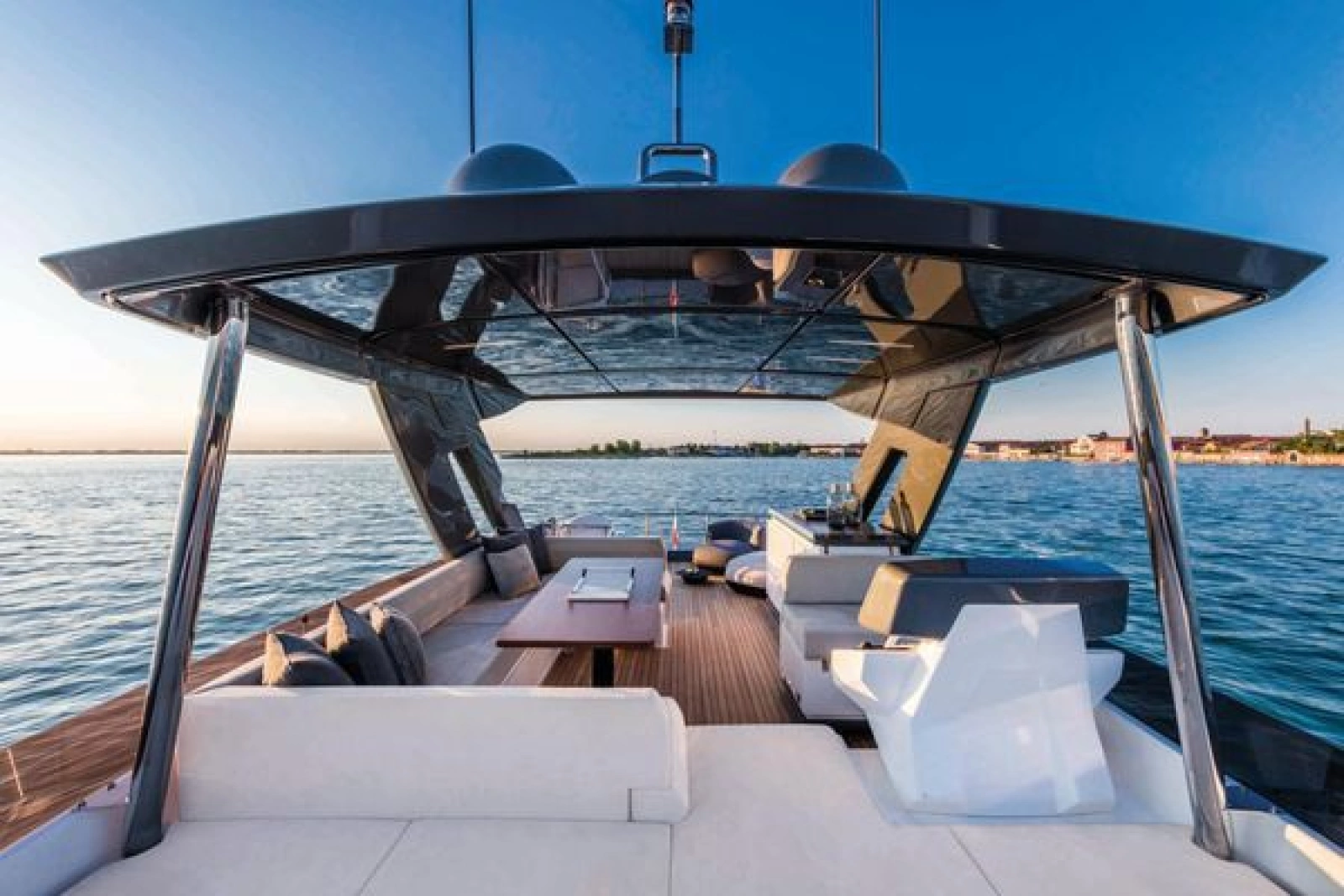 2026 Ferretti Yachts 670