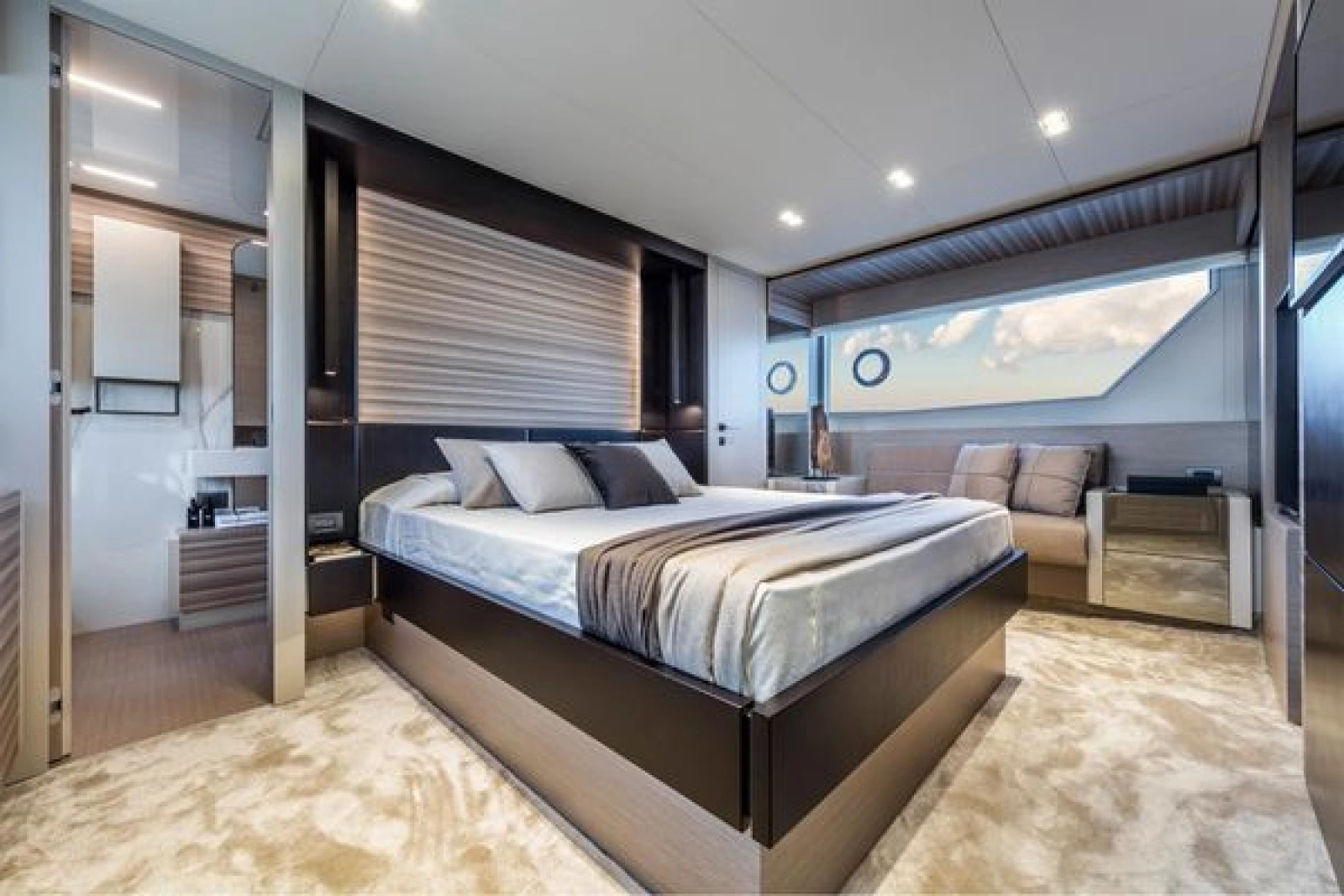2026 Ferretti Yachts 670