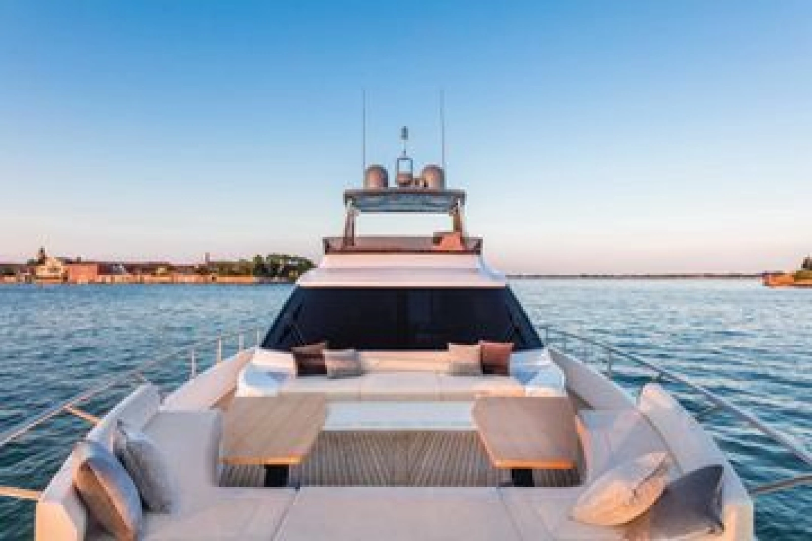 2026 Ferretti Yachts 670