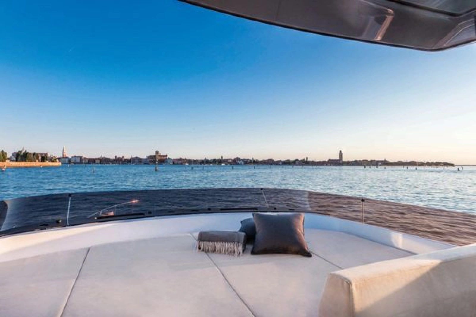 2026 Ferretti Yachts 670
