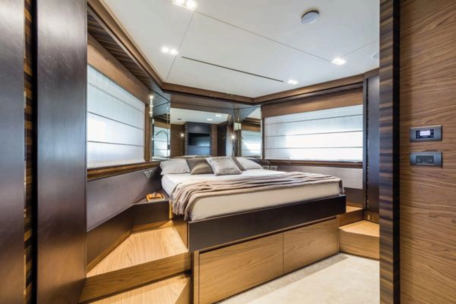 2026 Ferretti Yachts 670