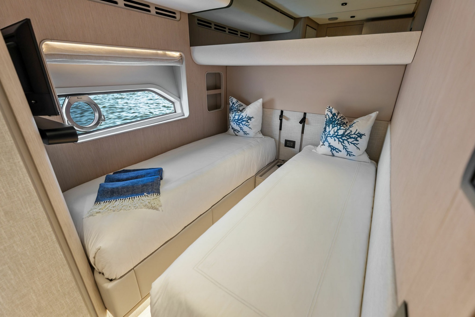 2026 Ferretti Yachts 670