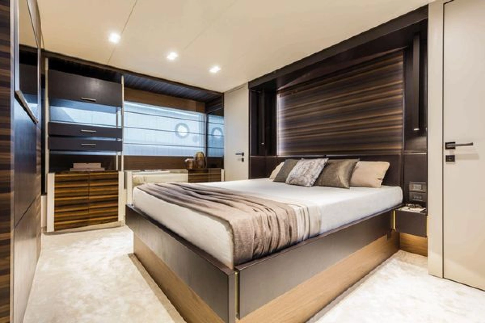 2026 Ferretti Yachts 670