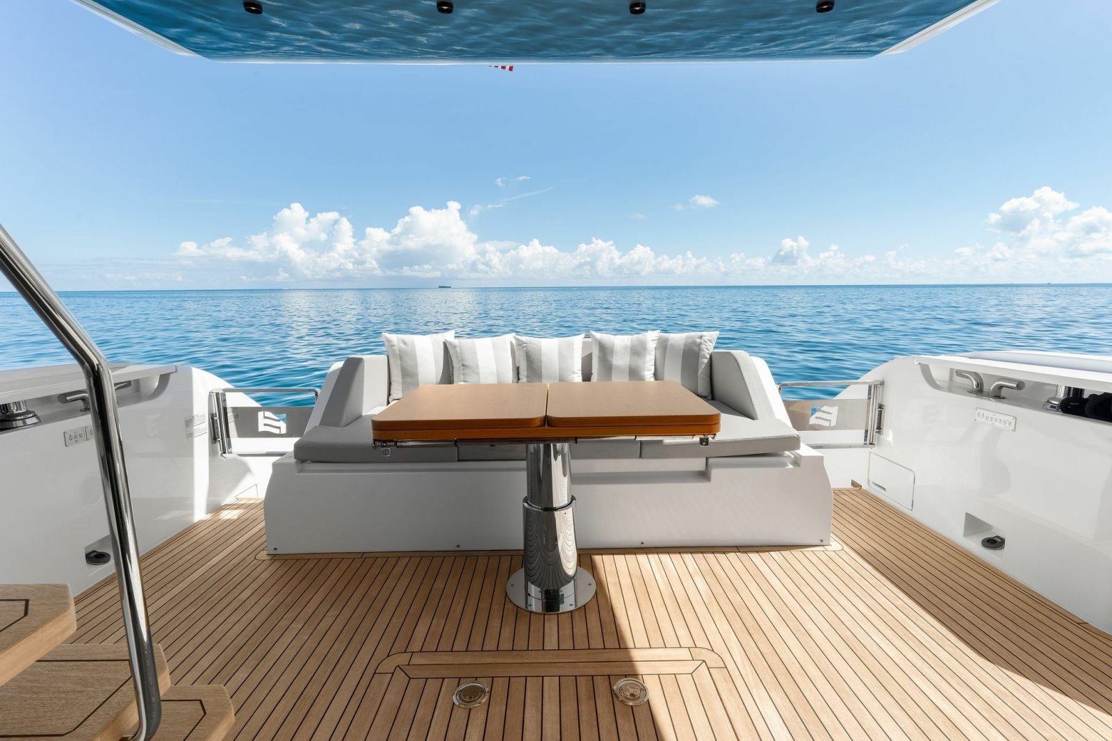 2025 Ferretti Yachts — LENDAVA