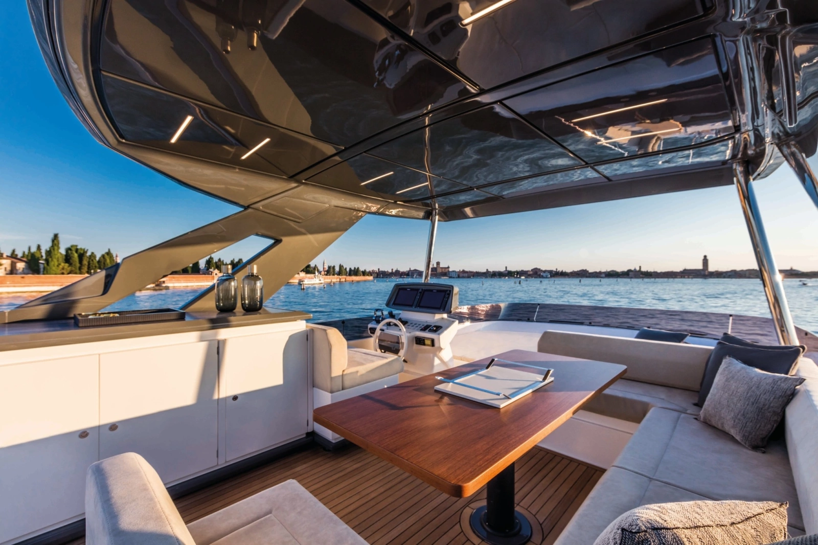 2026 Ferretti Yachts 670