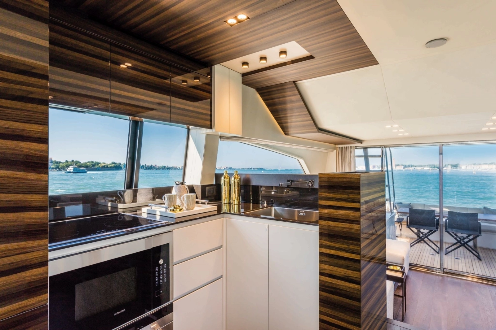 2026 Ferretti Yachts 670