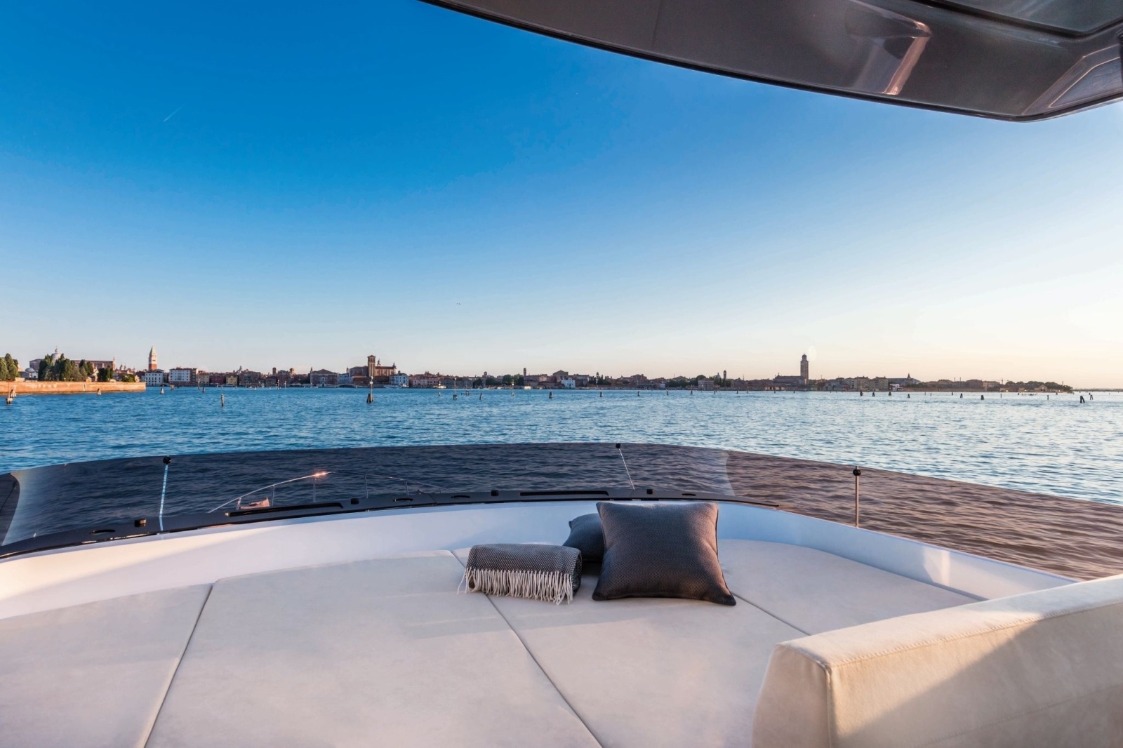 2026 Ferretti Yachts 670