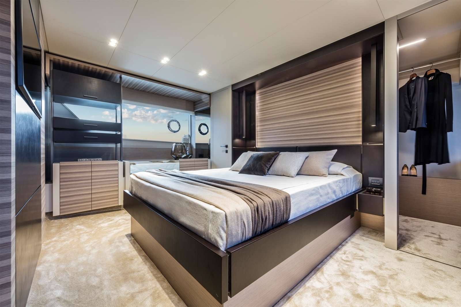 2026 Ferretti Yachts 670