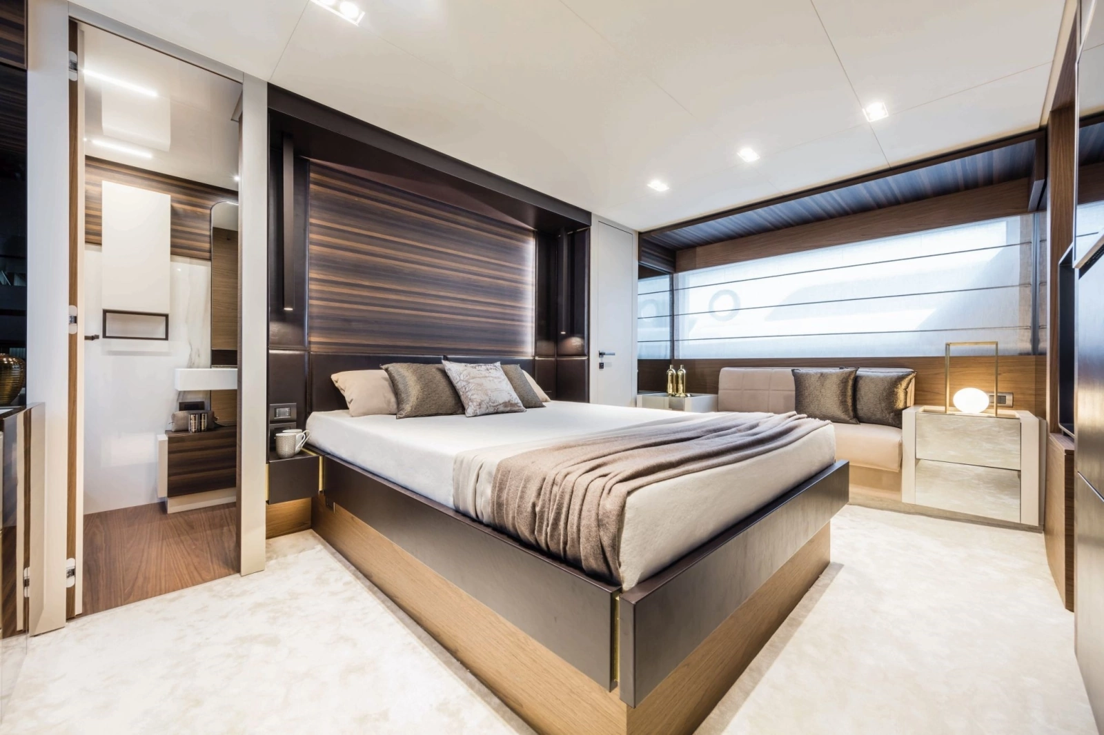 2026 Ferretti Yachts 670