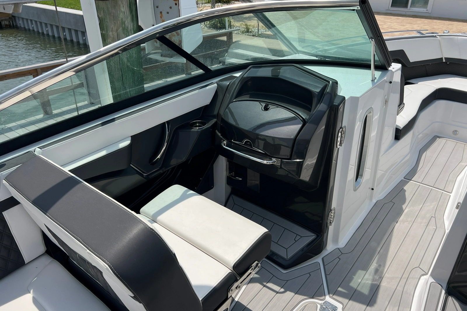27ft Monterey Yacht For Sale