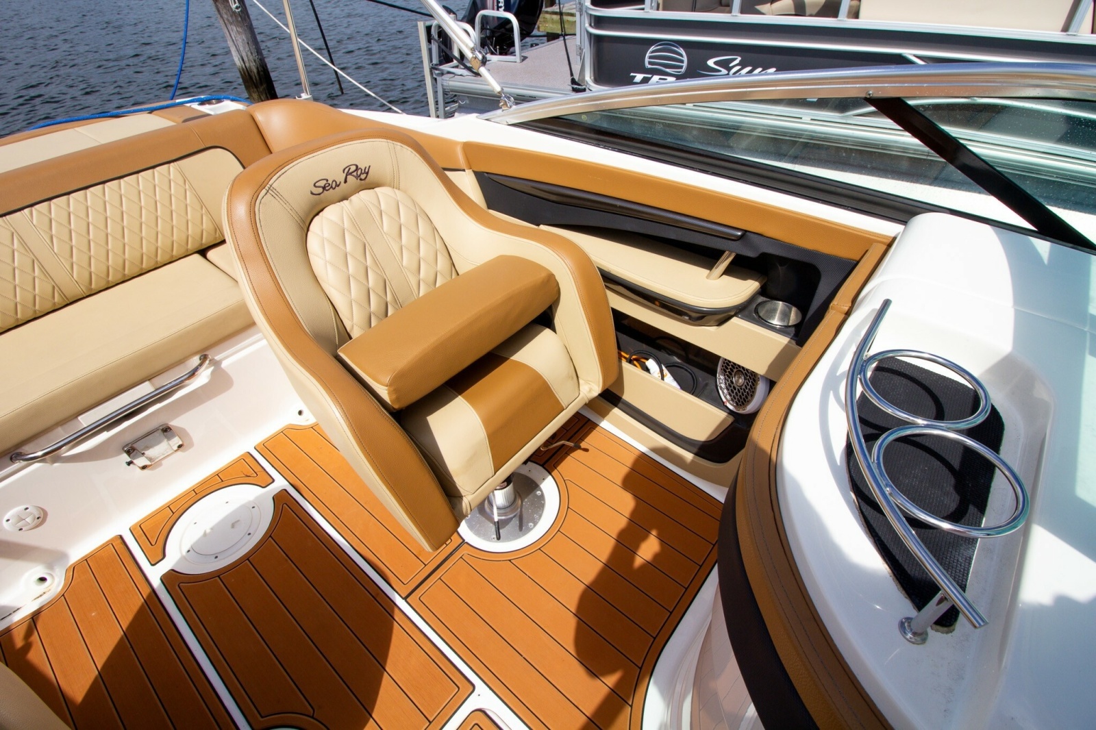 2015 Sea Ray 220 Sundeck