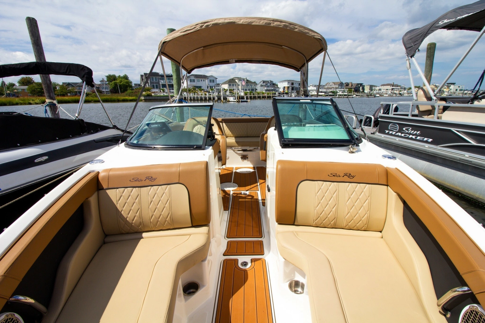 2015 Sea Ray 220 Sundeck
