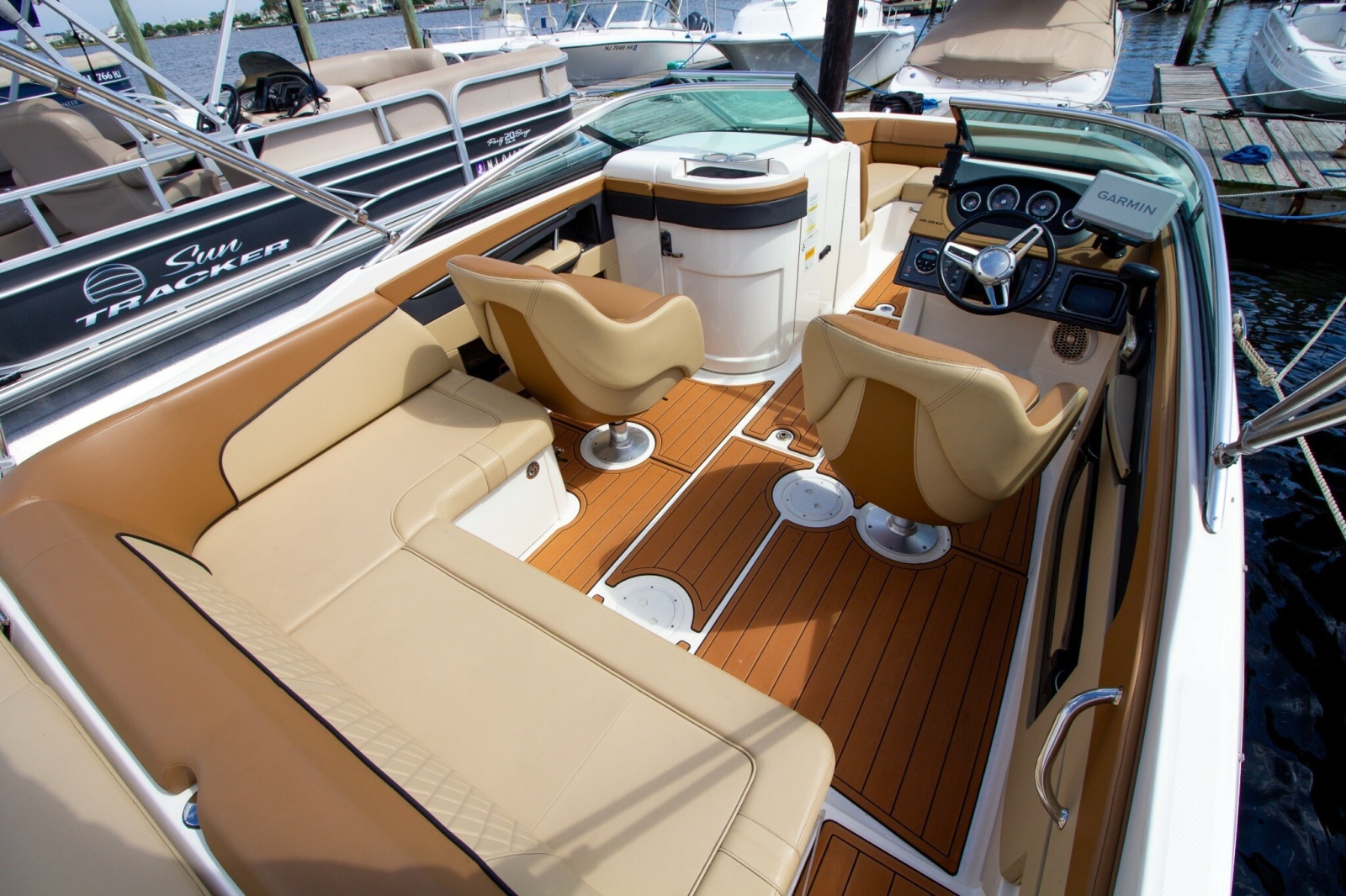 2015 Sea Ray 220 Sundeck