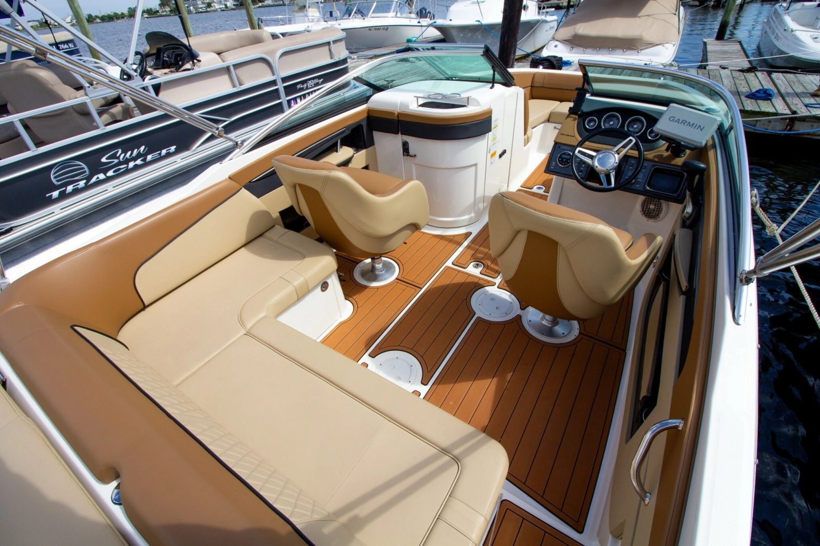 2015 Sea Ray 220 Sundeck
