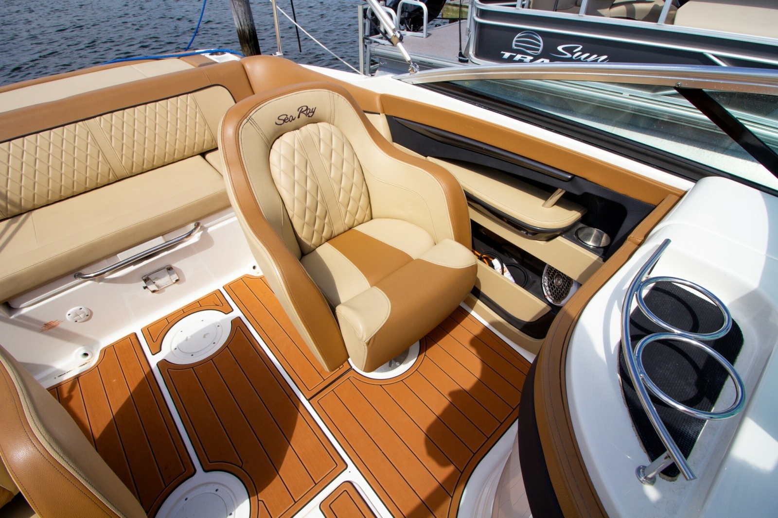 2015 Sea Ray 220 Sundeck