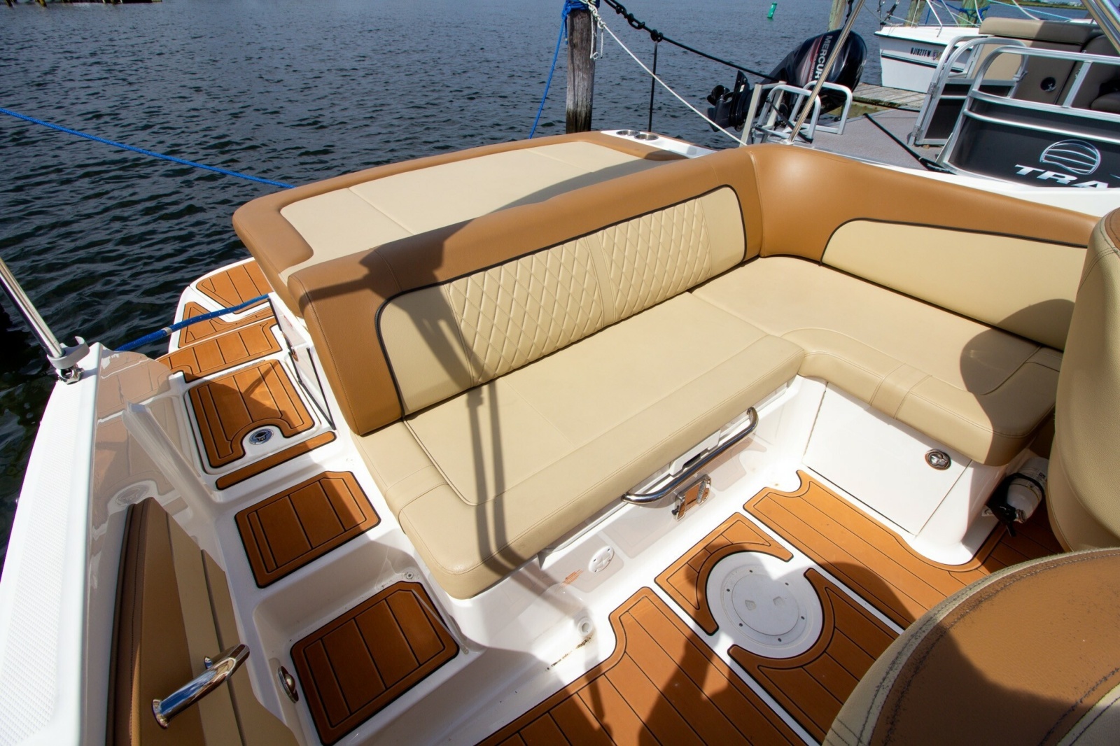 2015 Sea Ray 220 Sundeck