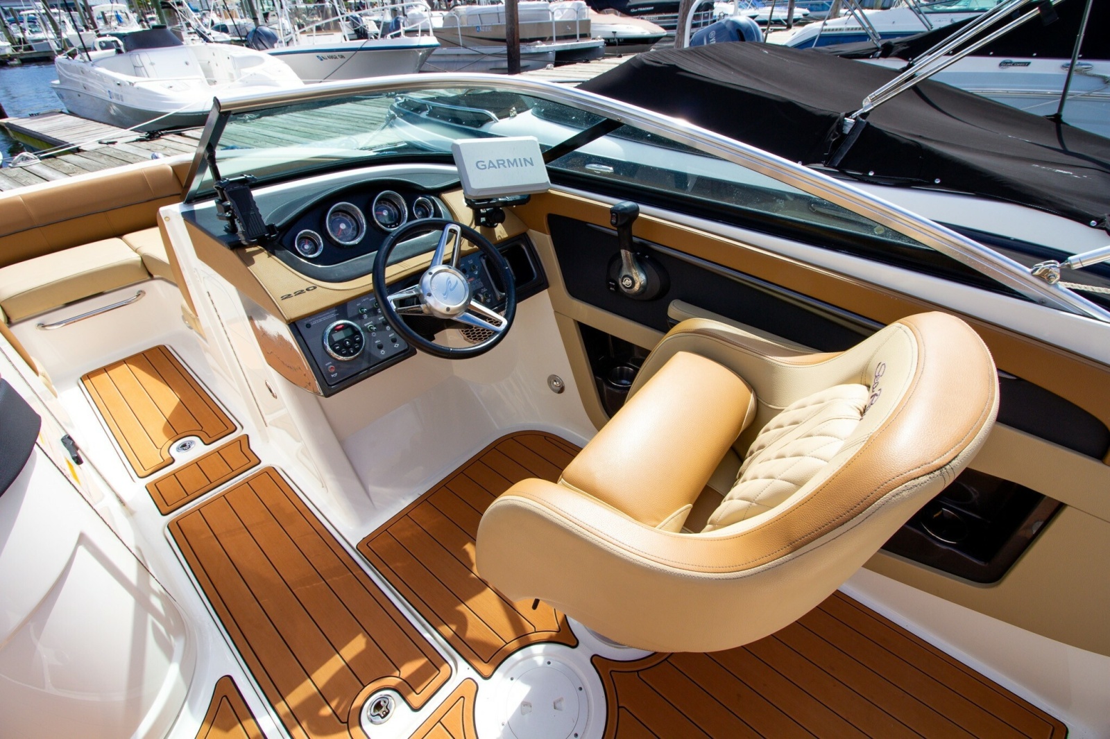 2015 Sea Ray 220 Sundeck