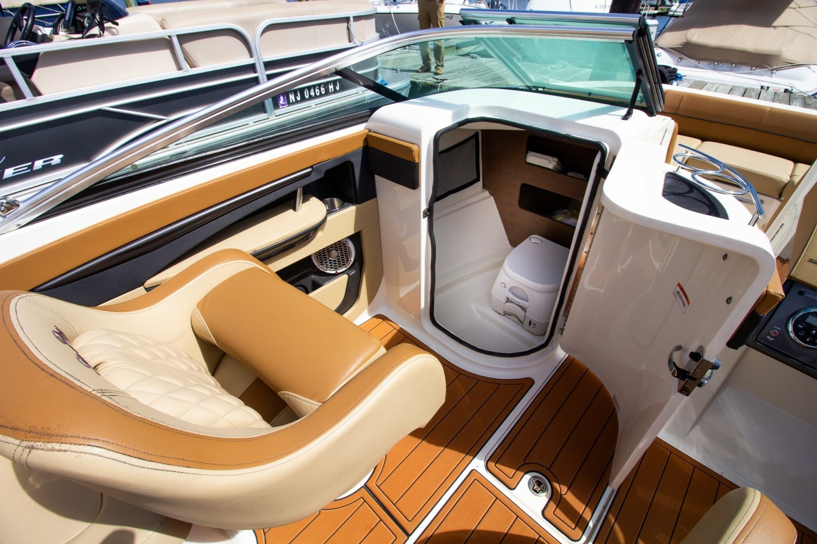 2015 Sea Ray 220 Sundeck