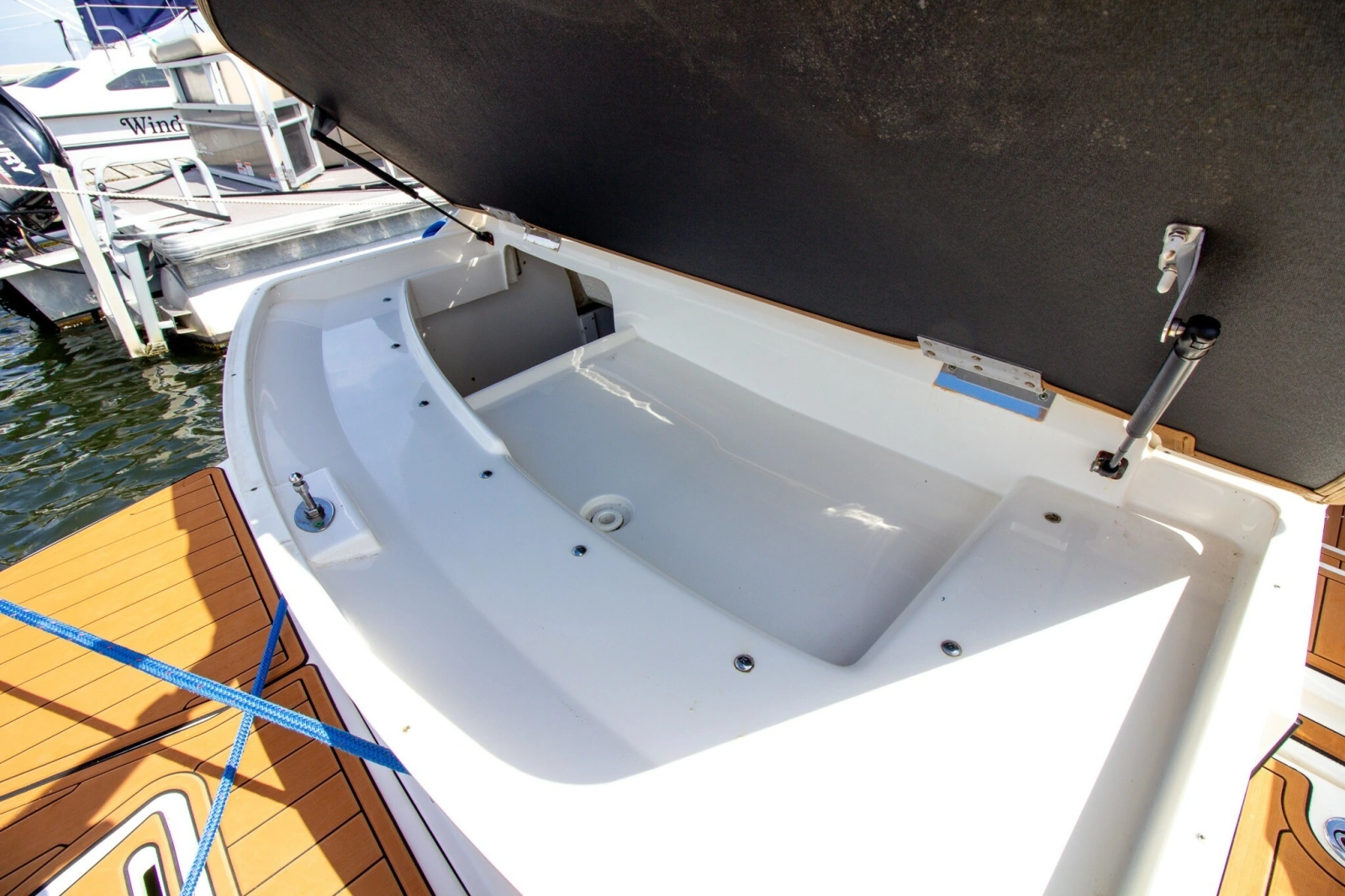 2015 Sea Ray 220 Sundeck