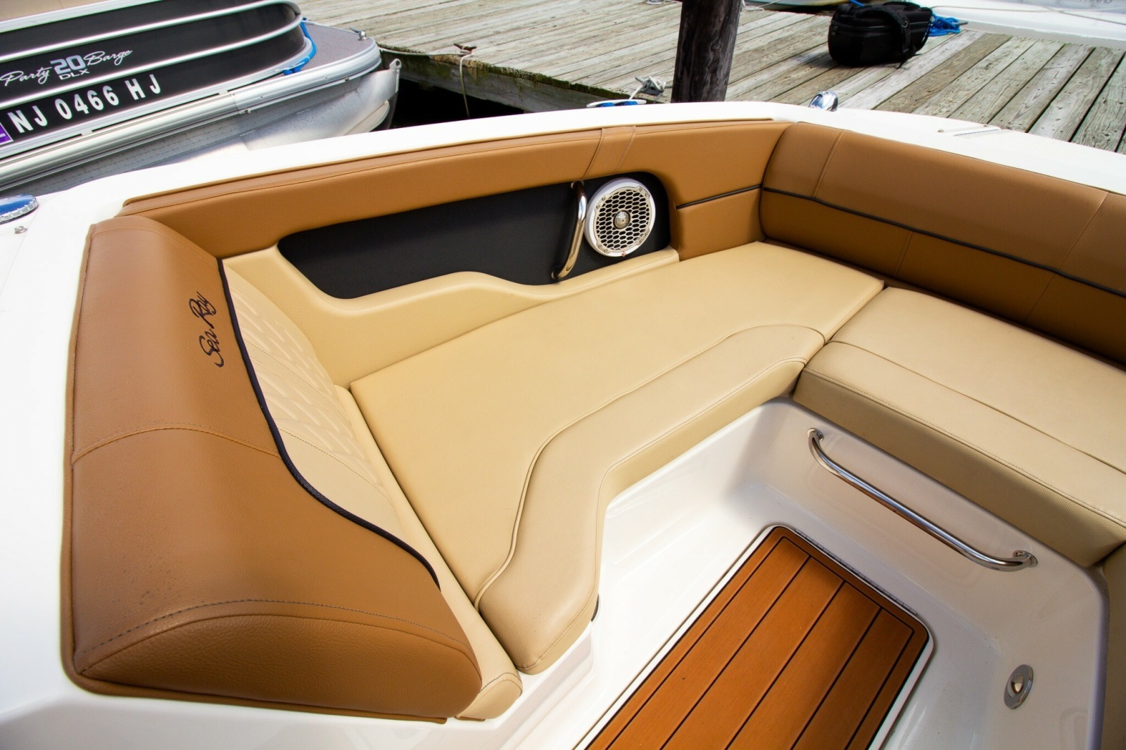 2015 Sea Ray 220 Sundeck