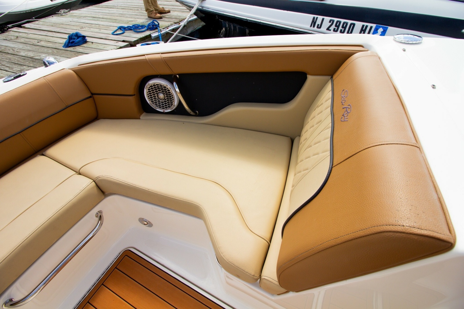 2015 Sea Ray 220 Sundeck