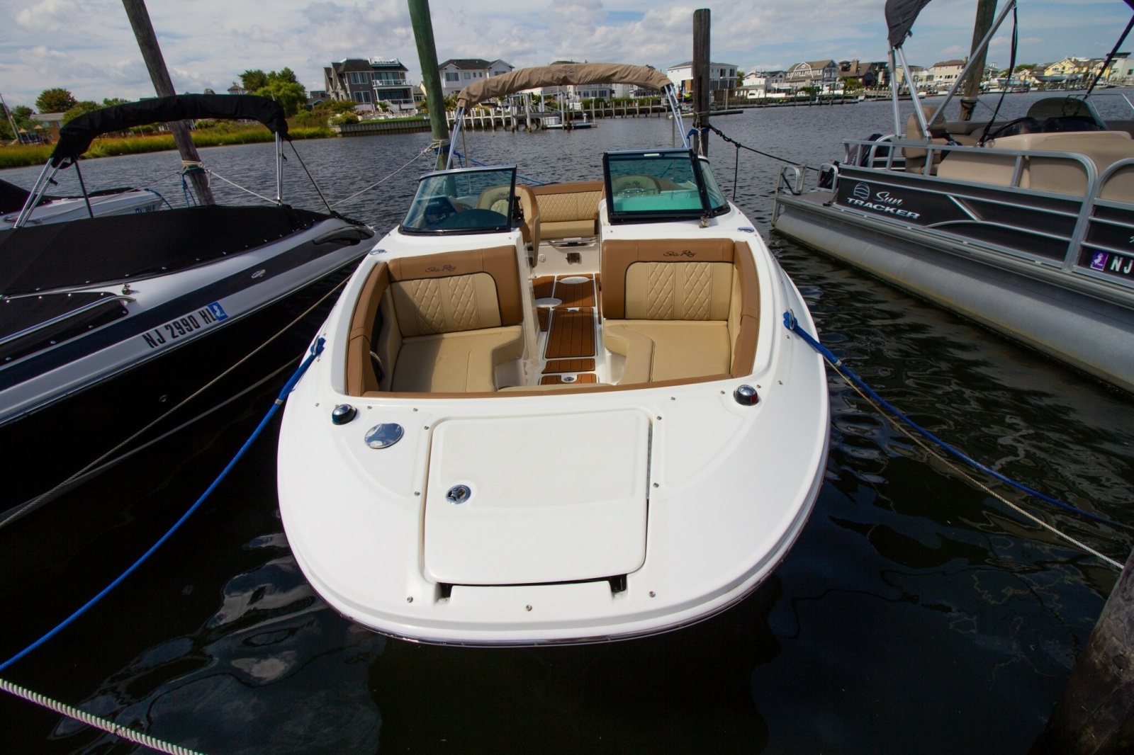 2015 Sea Ray 220 Sundeck