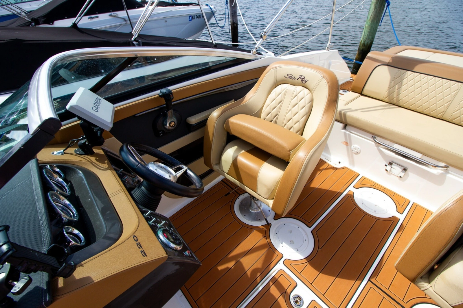 2015 Sea Ray 220 Sundeck