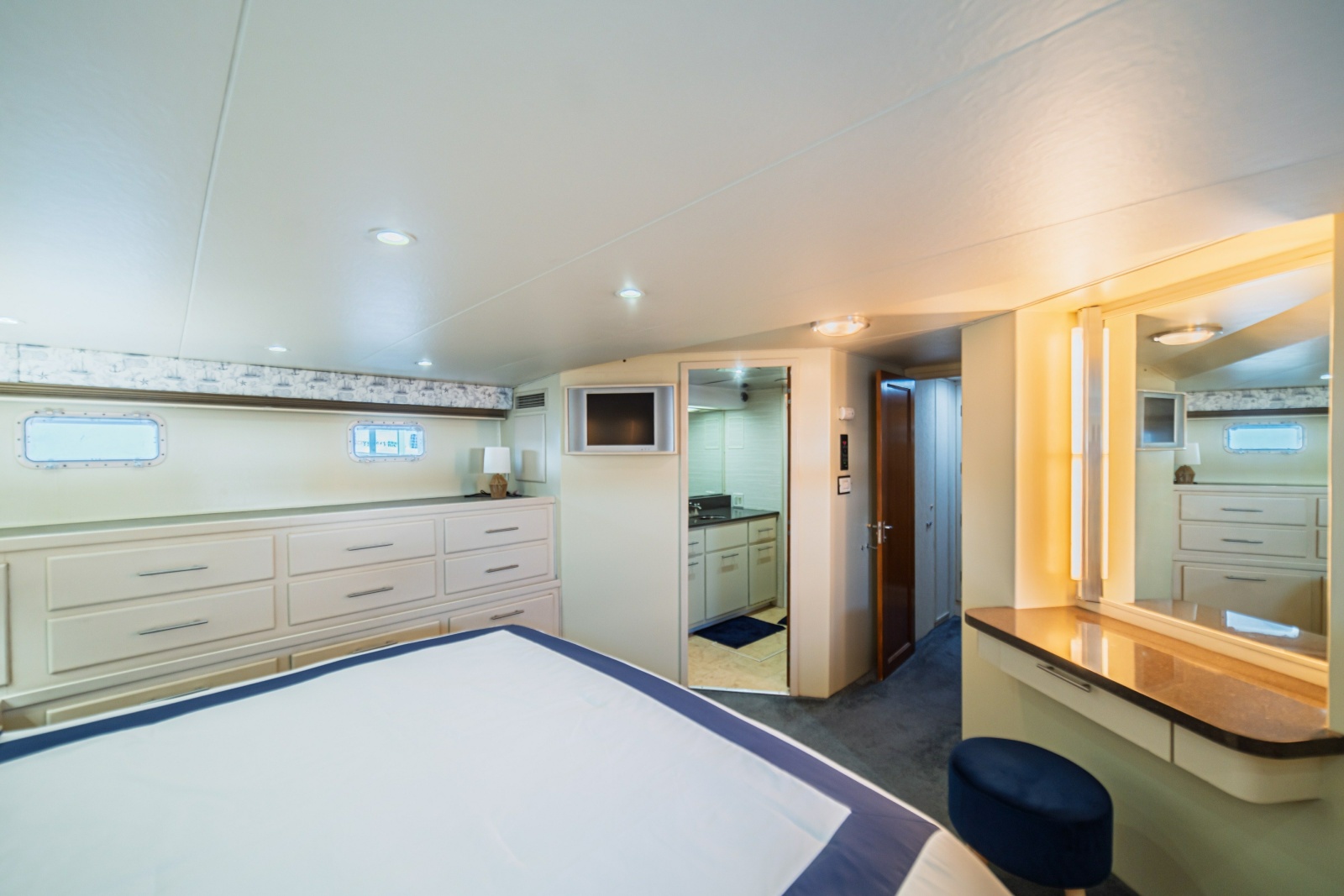 1988 Hatteras 70 Cockpit Motor Yacht