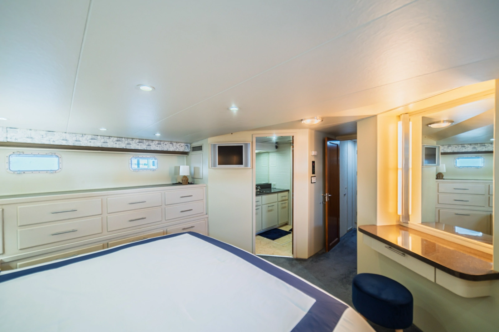 1988 Hatteras 70 Cockpit Motor Yacht