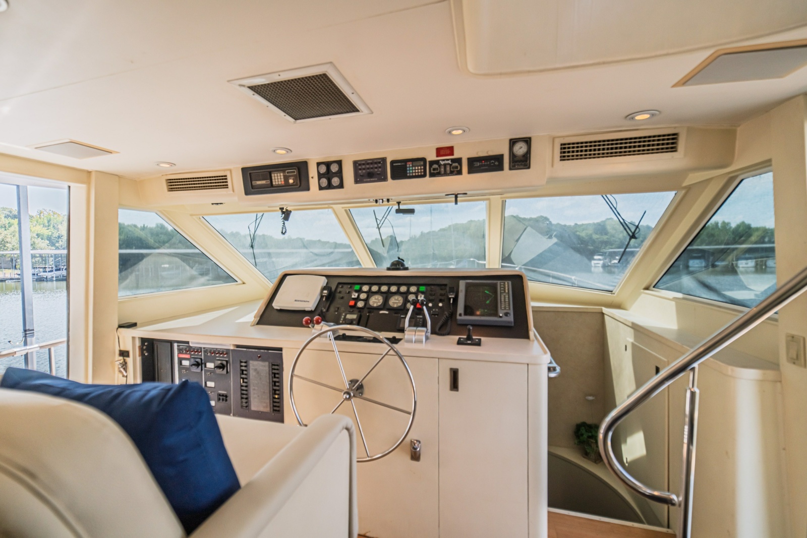1988 Hatteras 70 Cockpit Motor Yacht