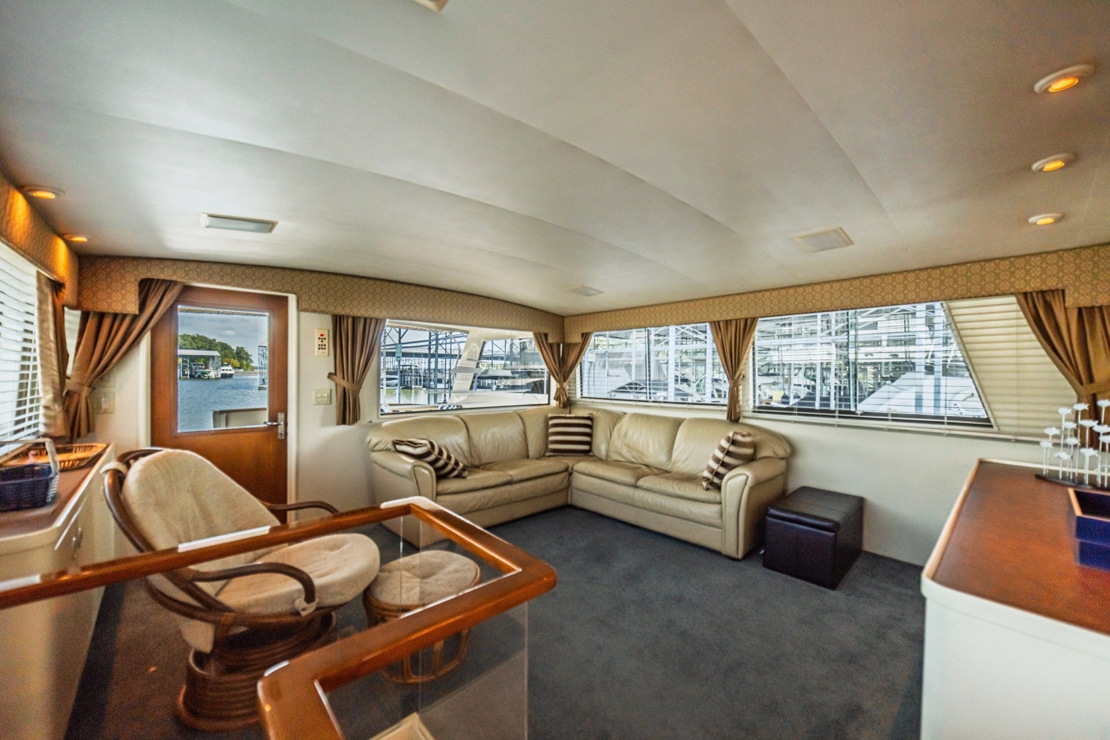 1988 Hatteras 70 Cockpit Motor Yacht