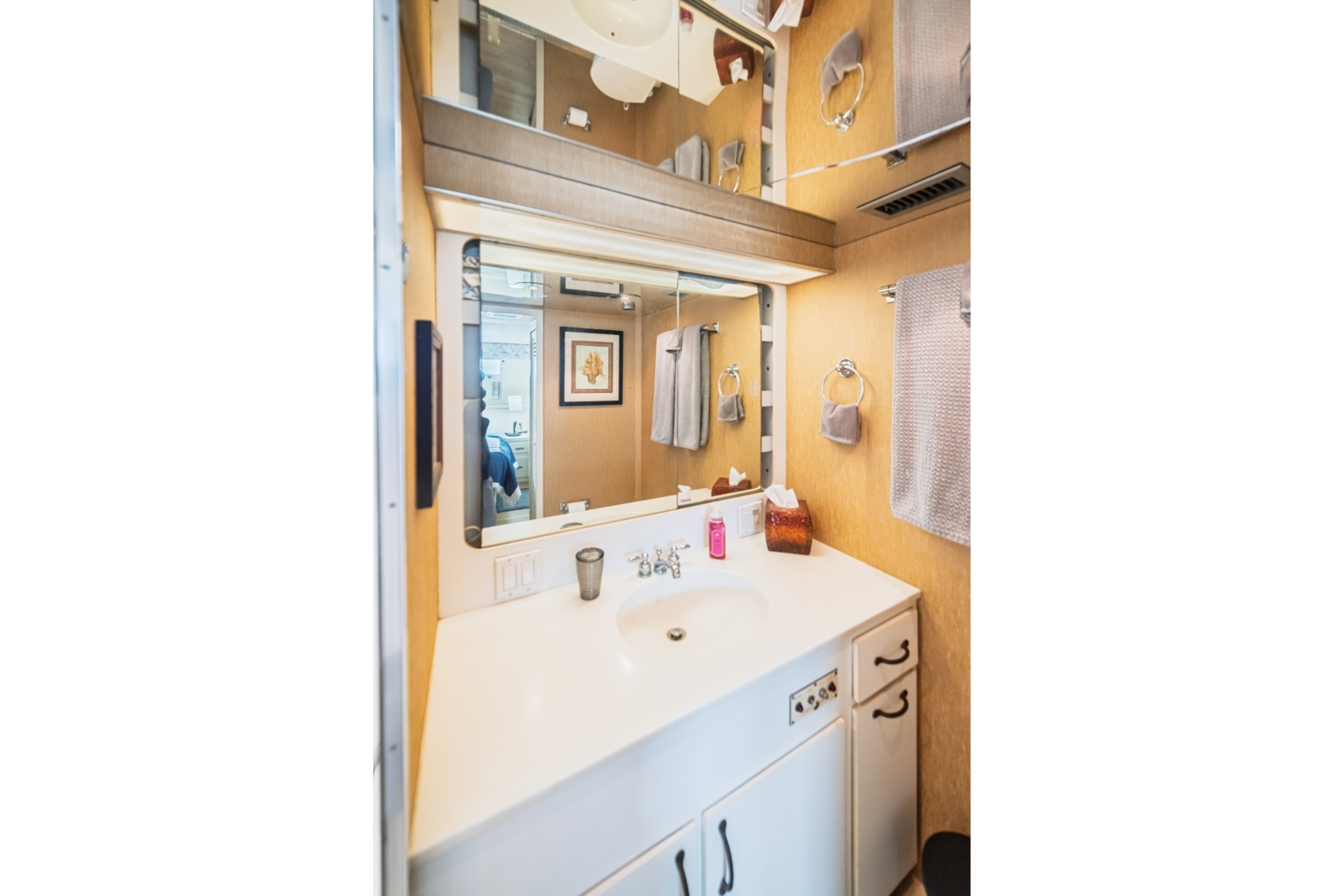 1988 Hatteras 70 Cockpit Motor Yacht