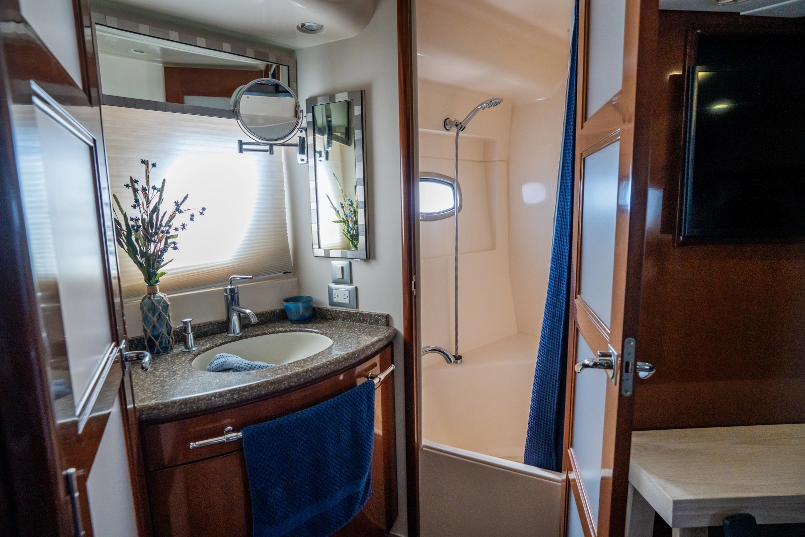 2007 Carver 56 Voyager SE