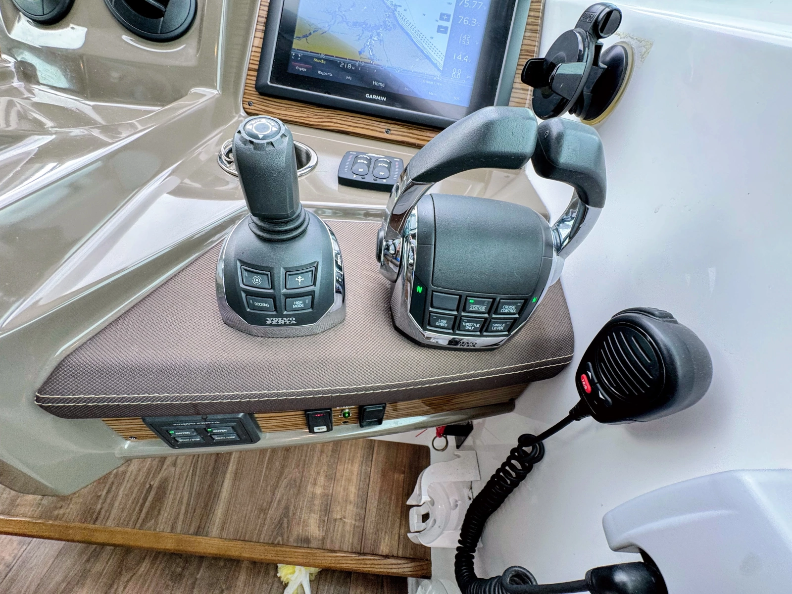 2016 Cruisers Yachts 45 Cantius