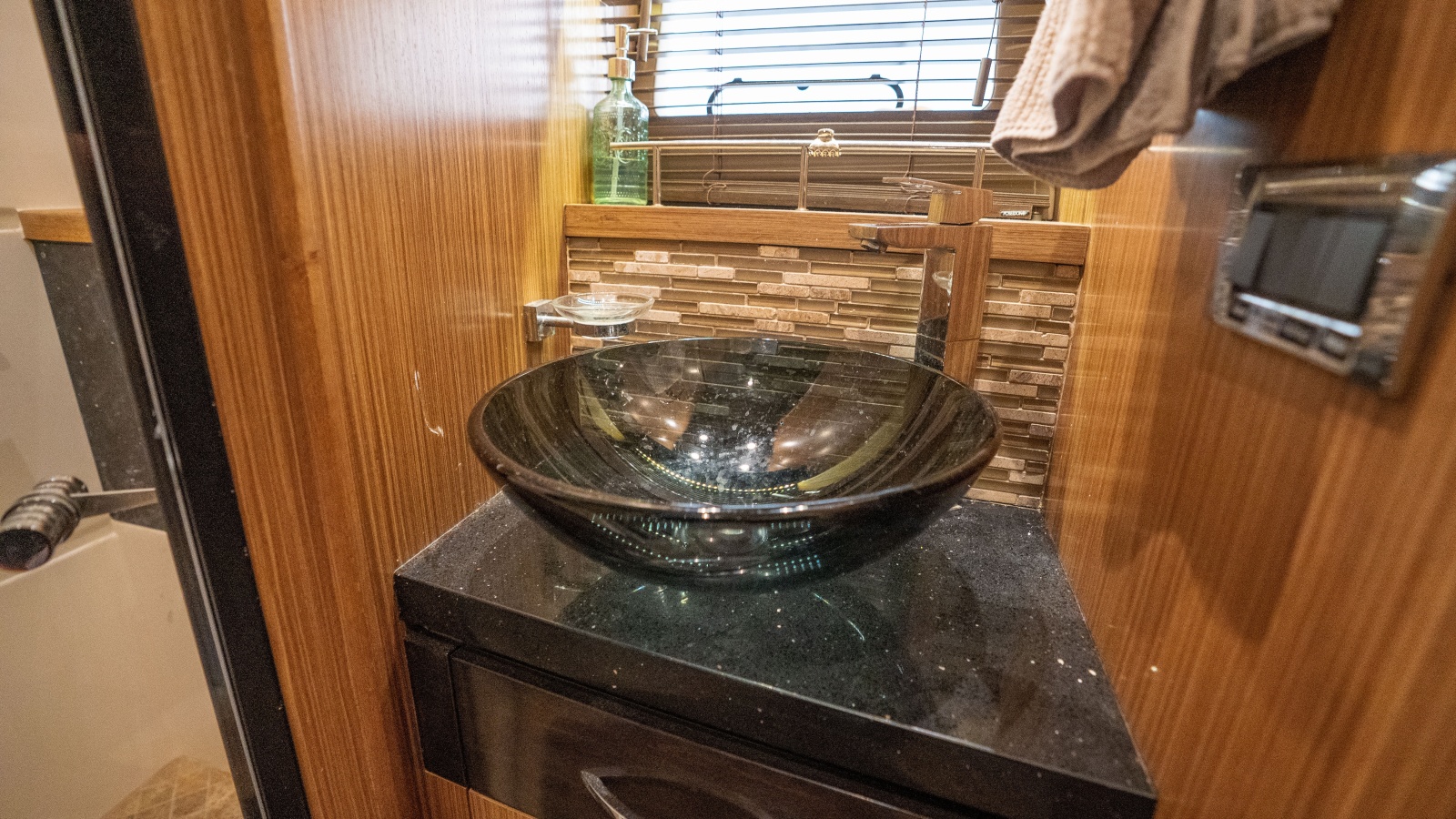 2016 Sea Ray L590