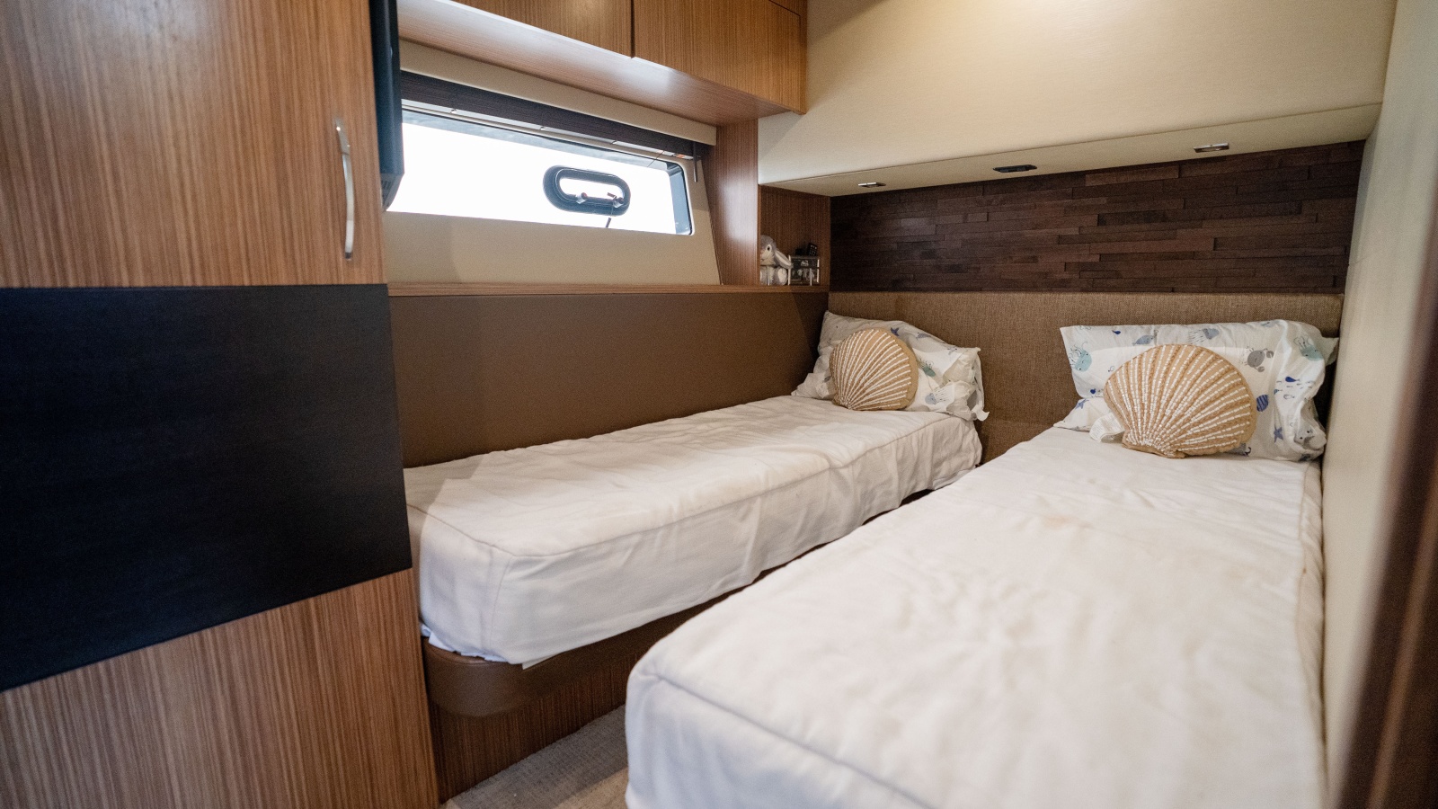 2016 Sea Ray L590