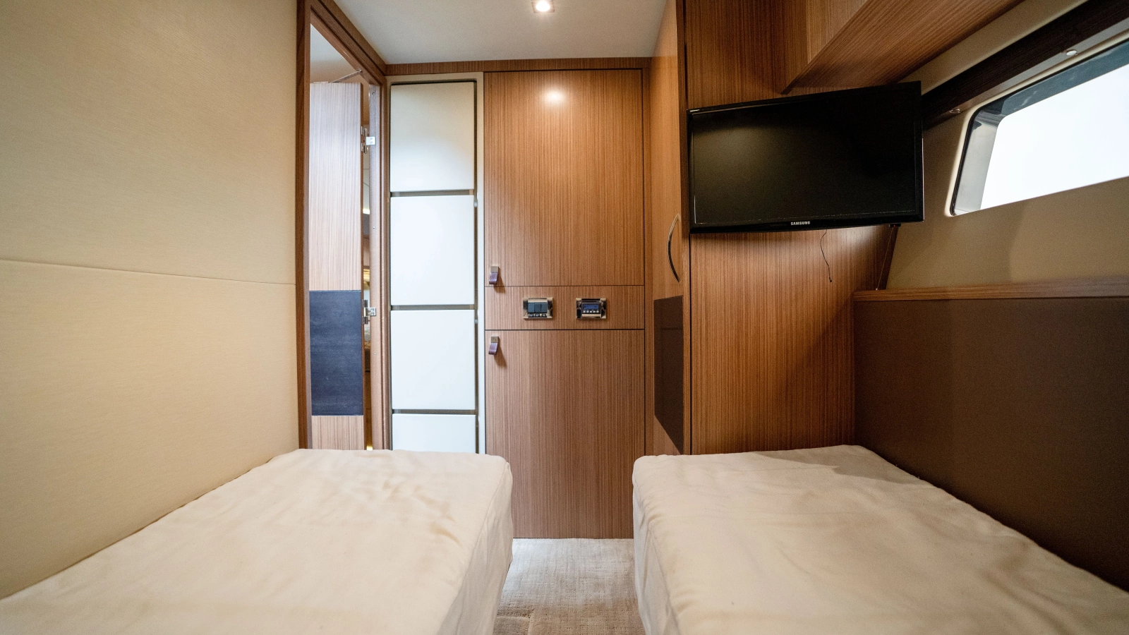 2016 Sea Ray L590