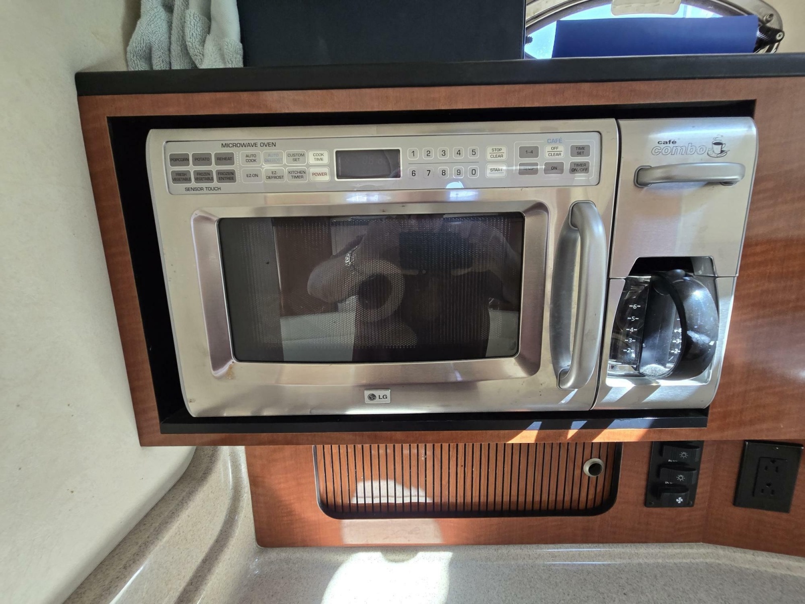 2005 Sea Ray 320 Sundancer