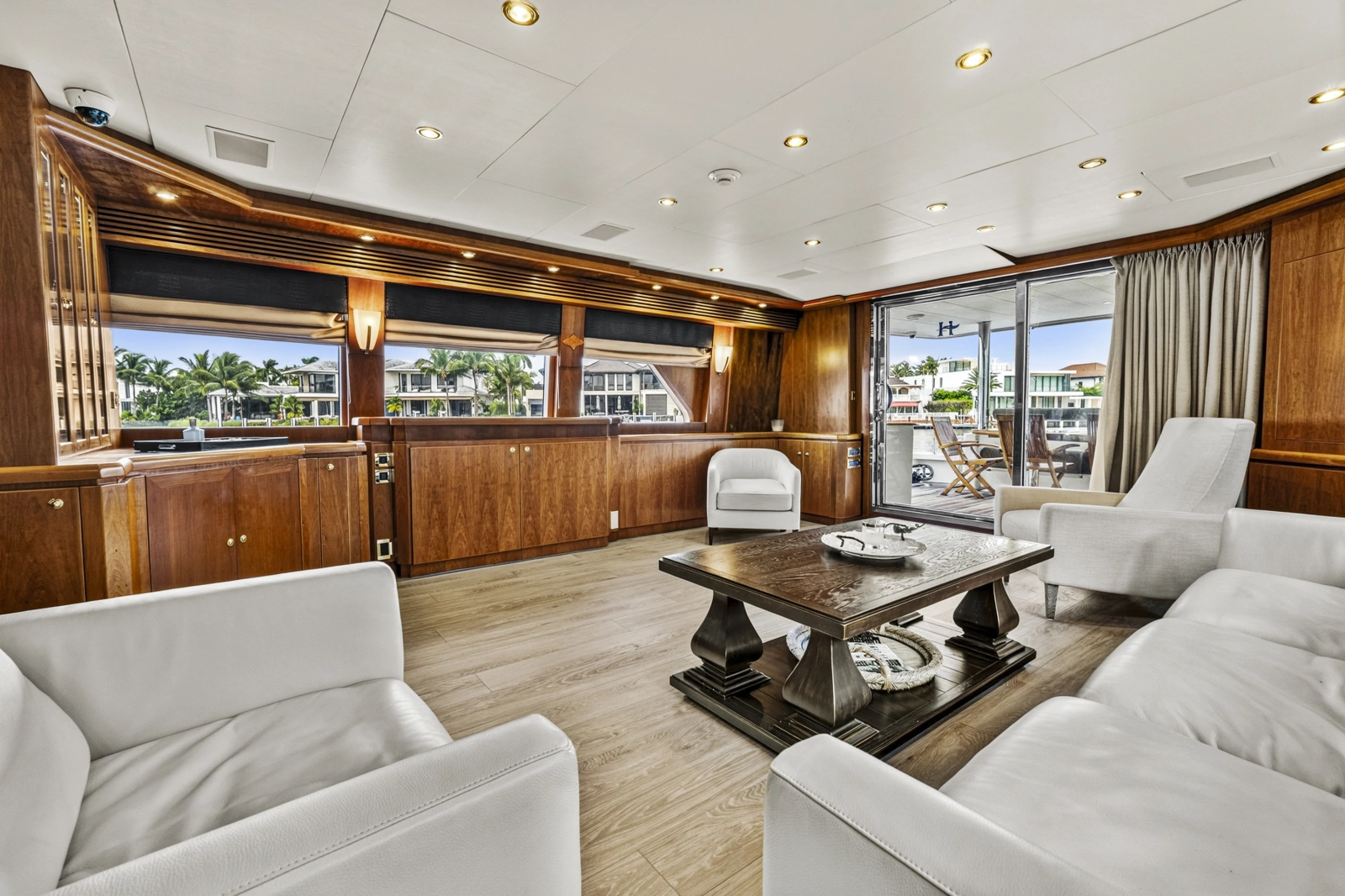 Salon Looking To Starboard